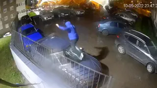 В Горроще в ночь на 11 мая вандал повредил припаркованный автомобиль