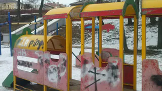 В Рязани, детскую площадку изуродовали фашистской символикой