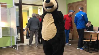 В Рязани на избирательном участке проголосовал человек в костюме медведя