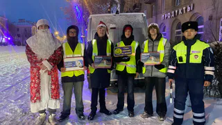 Сотрудники ГИБДД и родители организовали в Магнитогорске акцию «Полицейский Дед Мороз»