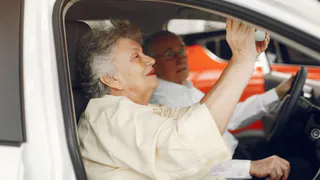 В РФ запретят водить машину людям старше 70 лет