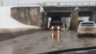 В Дятьково грузовик застрял под мостом