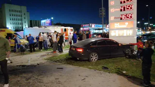 На Солотчинском шоссе иномарка протаранила рекламный щит заправки