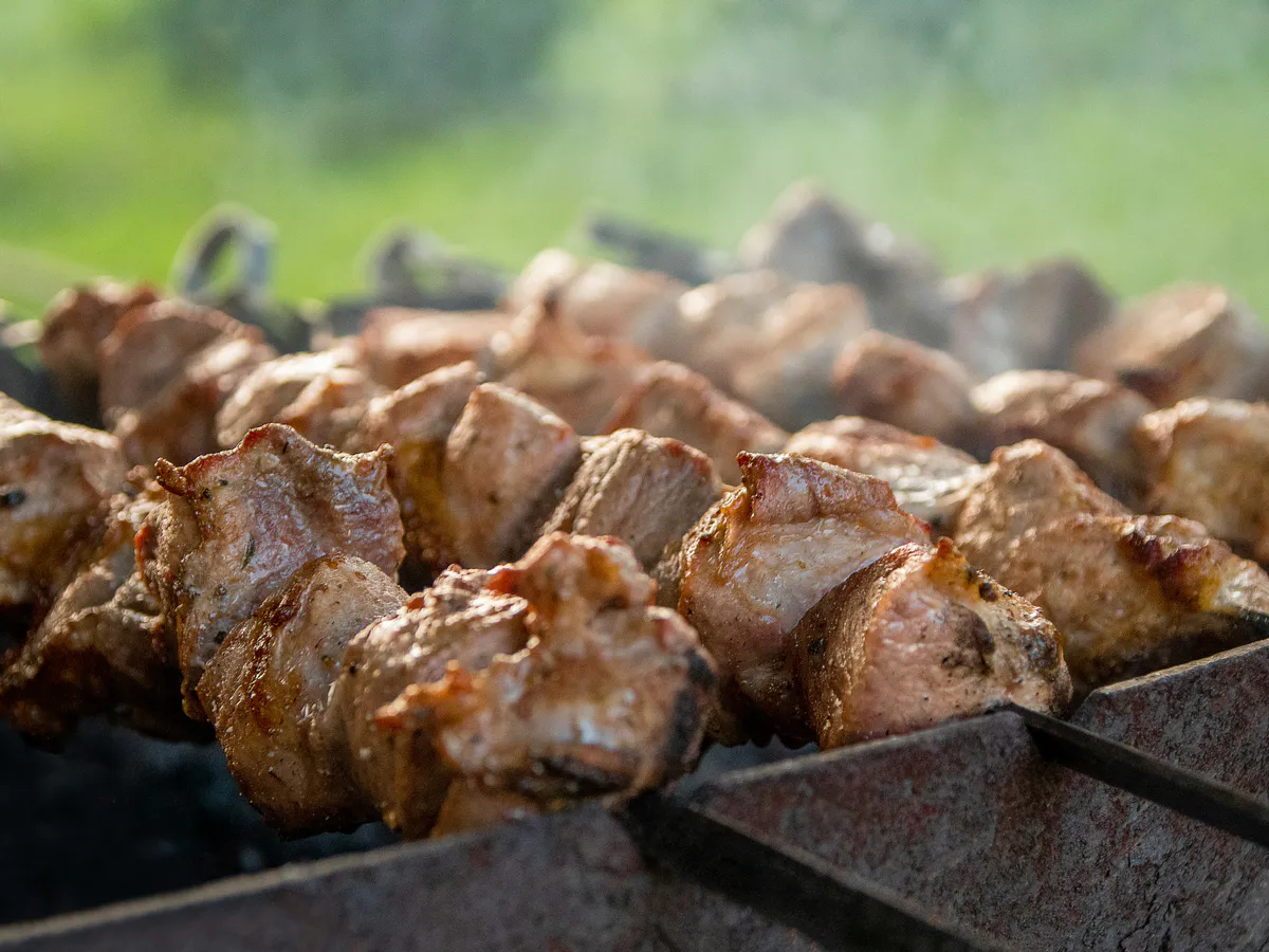 Вот как истинные грузины маринуют мясо для шашлыка — забудьте об уксусе, майонезе и соевом соусе. Просто тает во рту