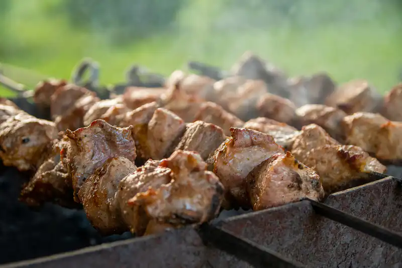 Вот как истинные грузины маринуют мясо для шашлыка — забудьте об уксусе, майонезе и соевом соусе. Просто тает во рту