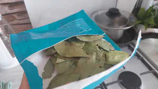 Ушлые хозяйки кладут под ковер лаврушку: так избавляются от надоевших проблем — нужно всего 3 листочка