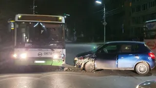 В Рязани на улице Новой легковушка въехала в автобус