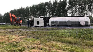 В Рязанском районе “КАМАЗ” столкнулся с экскаватором