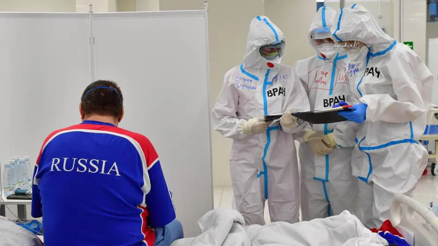 Суточная заболеваемость COVID-19 в России пробила сразу три потолка
