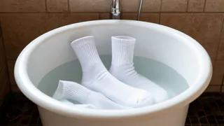 Кидаю 4 ложки в таз — и даже самые заношенные носки становятся белее первого снега: делюсь лайфхаком