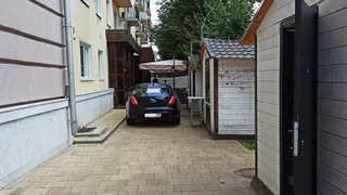 Выгружал товар: за торговыми лотками на Почтовой припарковался Ягуар