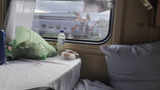 «Возите с собой табуретку». Пассажиры с нижних полок увидели лазейку в новых правилах и отказались уступать место