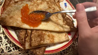 Напекла гору блинов на Масленицу: делюсь бабушкиным рецептом — такие вкусные, что уходят со стола в считанные минуты