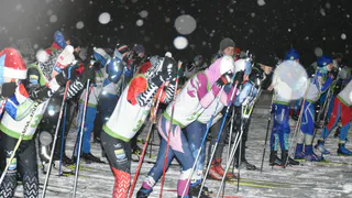 Более 100 лыжников вышли на старт гонки за подарками от Деда Мороза в Сыктывкаре
