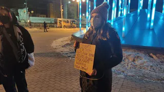 Жительницу Рязани 25 лет с антивоенным плакатом арестовали на 48 часов