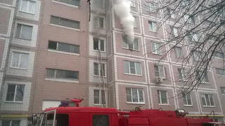 На Новоселов 29 в горящей квартире кричат люди