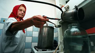 В Брянской области жительницу Мглинского района привлекли к уголовной ответственности за продажу самогона