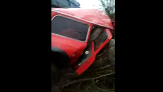 Под Рязанью Нива прекратилась в груду металла после столкновения с Камазом