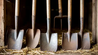 «Так ещё мой прадед делал»: секрет лопат, которые не гнутся, а перерубают гвозди. Объясняю технологию упрочнения