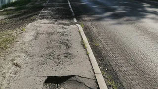 Жители Выгоничей недовольны остановкой ремонта дороги по улице Советской