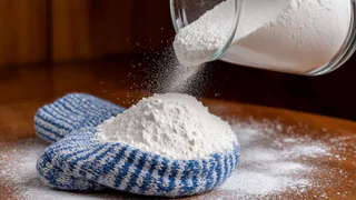 Соду скупаем упаковками: засыпаем ее в носки - легкое действие принесет отличный результат