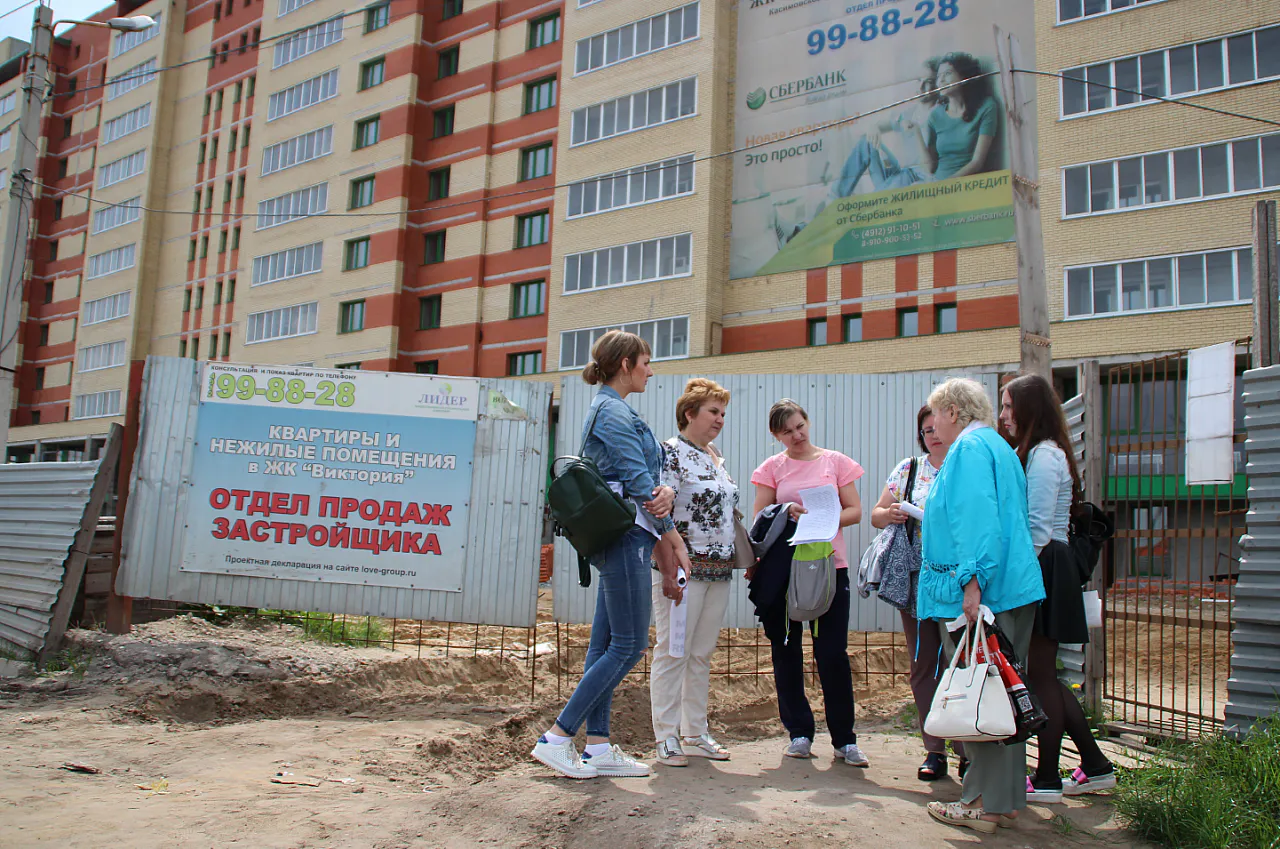 "Они просто над нами смеются": дольщики ЖК "Виктория" прокомментировали информацию о новых сроках сдачи долгостроя