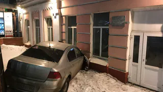 ДТП в центре Рязани: "Опель" вылетел на тротуар и врезался в здание вуза