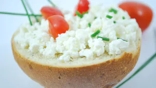 Ночью смешиваем ряженку и сметану: на утром получаем сыр "Филадельфия" — готовится, пока вы спите