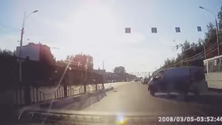 С визгом и дымом, водитель микроавтобуса перестроился, едва не врезавшись в авто (видео)