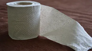 Теперь всегда кладу туалетную бумагу в холодильник и наслаждаюсь результатом: вот зачем так делаю — лайфхак немецких домохозяек