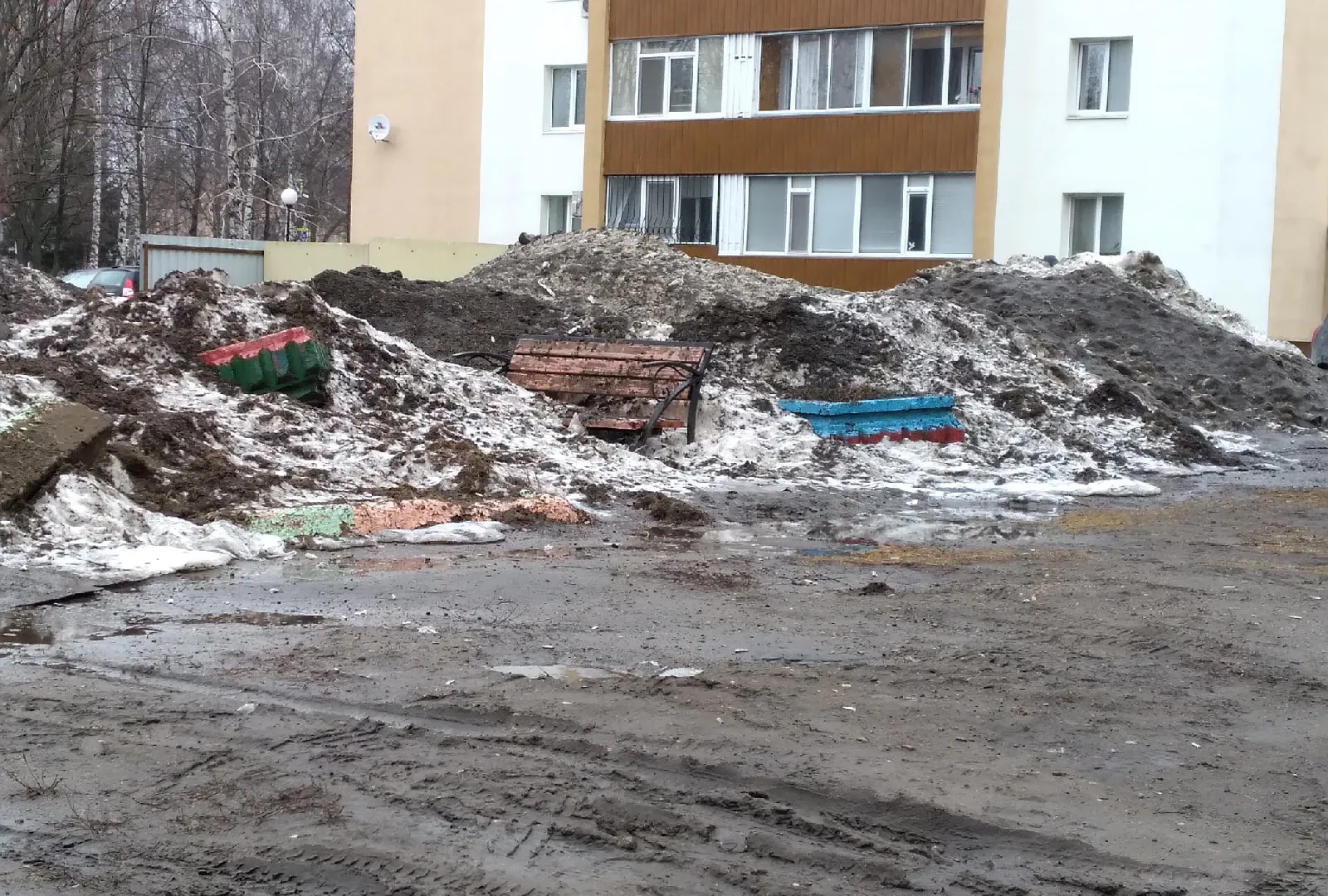 В одном из дворов Нижнекамска вместе со снегом растаял и порядок