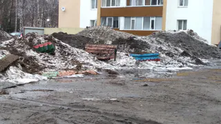 В одном из дворов Нижнекамска вместе со снегом растаял и порядок  