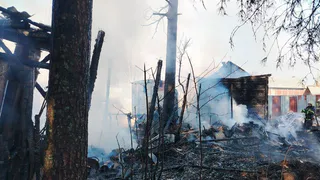 В Коми пожарные потушили квартиру, магазин, хозпостройки и три единицы техники