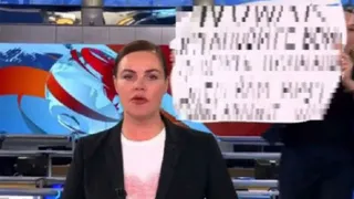Сотрудницу Первого канала задержали за плакат против спецоперации в эфире