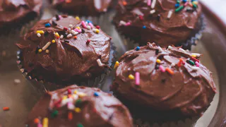 Норвежцы его называют "Лучший в мире Торт": узнала рецепт сливочно-белкового десерта с ореховой стружкой - не можем наесться