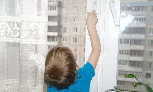 Пока мама пила чай, 4-летний ребенок выпал с 9 этажа