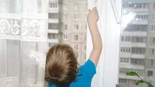 Пока мама пила чай, 4-летний ребенок выпал с 9 этажа