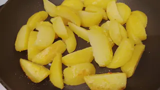 Масло теперь не добавляю: на чем нужно жарить картошку до хрустящей корочки — секрет 3 ложек