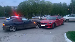 Дело было на парковке: на Московском шоссе столкнулись “Киа” и “БМВ”