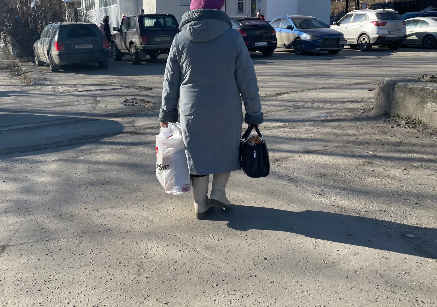 С 1 апреля социальные пенсии начнут начислять в увеличенном размере