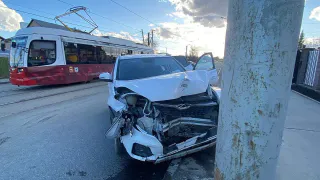 Автомобили после ДТП на улице Ленинградской в Магнитогорске врезались в дорожные опоры