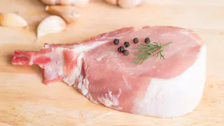 Жесткое, как подошва, мясо станет пуховым: Замочите его в этом простом маринаде — секрет поваров