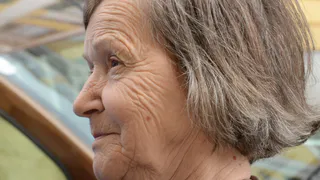 Седые волосы потемнеют за 5 минут: этот способ заменит посещение салона — быстро и недорого