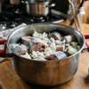 Больше не покупаю солёную скумбрию: мариную дома с луком и чесноком по этому рецепту — исчезает первой со стола