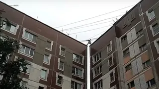 Техника безопасности «Уровень Бог» - сотрудник интернет-провайдера перепрыгивает с одной крыши многоэтажки на другую