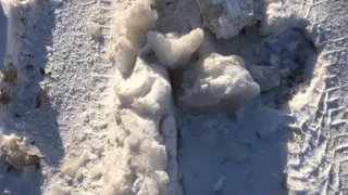 В Борках в сугробах тонут внедорожники, для легковых авто - это снежное болото