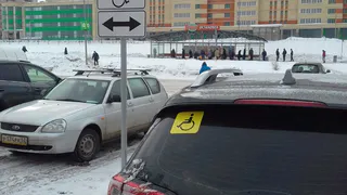 На местах для инвалидов у ТРЦ "Глобус" парковались вполне здоровые рязанские автолюбители