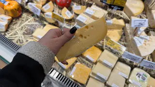 "Умоляем, не покупайте этот сыр даже по акции - он в черном списке": что выяснили в Роскачестве