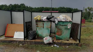 Контейнерные площадки в Малышевском сельском поселении завалены мусором