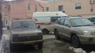 Скорая не смогла проехать к больному из-за перекрывших въезд машин